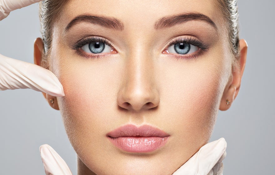 Mulher fazendo uso do processo anti-aging