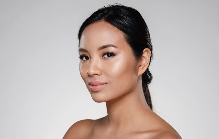 Mulher com rosto harmonizado pelo beautification