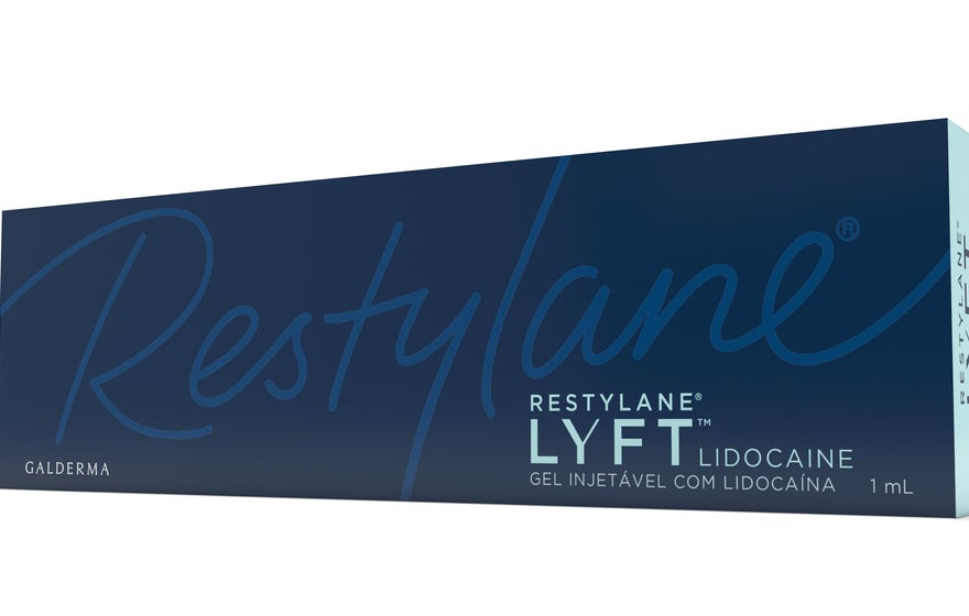 Uma caixa azul escura de Restylane Lyft Lidocaine, um gel injetável com lidocaína. A caixa tem o logotipo Restylane em letras grandes e cursivas na frente. Abaixo do logotipo está o texto "RESTYLANE® LYFT™ LIDOCAINE GEL INJETÁVEL COM LIDOCAÍNA 1 mL". O nome "GALDERMA" está impresso no canto inferior esquerdo da caixa. No lado direito da caixa, o texto "RESTYLANE LYFT LIDOCAINE 1 mL" está impresso verticalmente.