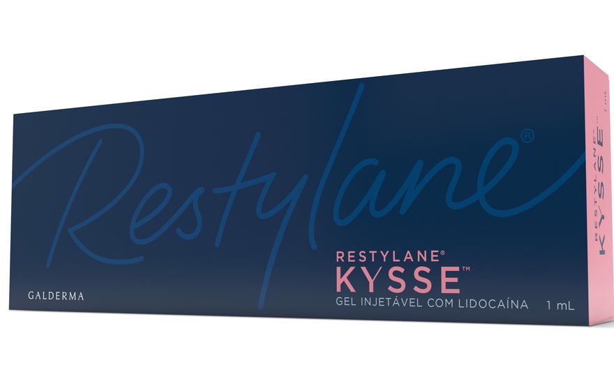 Caixa azul escura do Restylane® Kysse™, preenchimento labial. A embalagem tem detalhes em rosa e letras em azul claro. Contém 1ml de gel injetável com lidocaína.