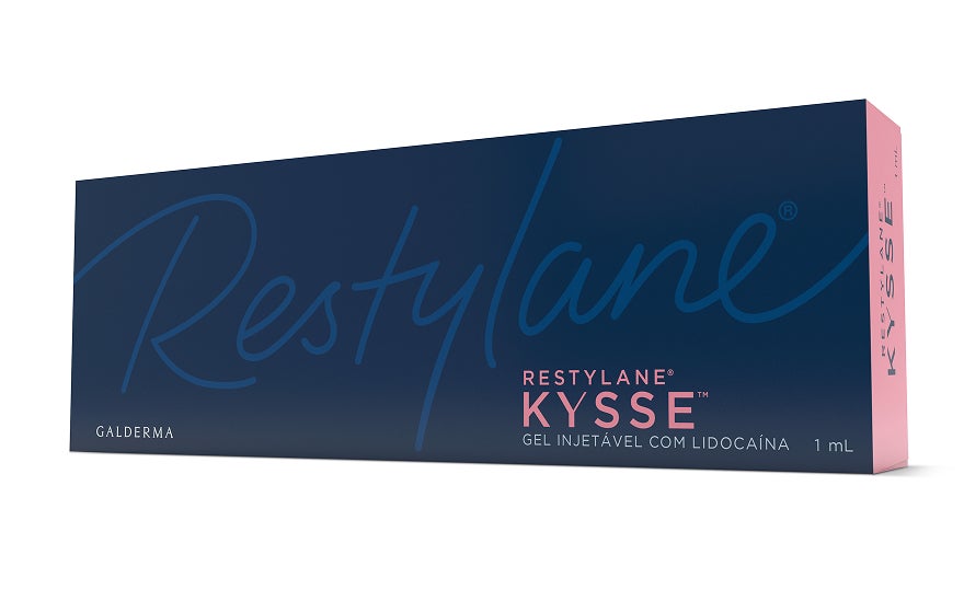 Caixa azul escura do Restylane® Kysse™, preenchimento labial. A embalagem tem detalhes em rosa e letras em azul claro. Contém 1ml de gel injetável com lidocaína.