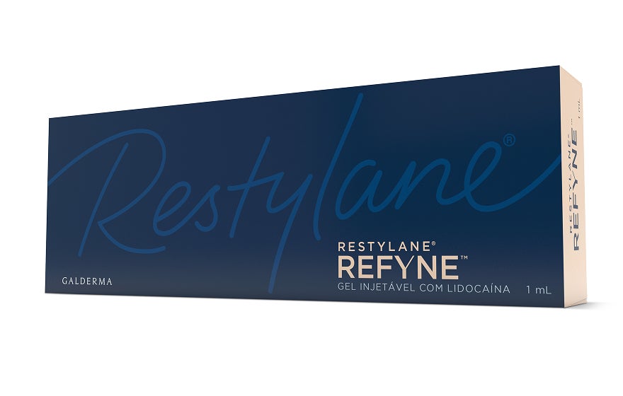 Embalagem azul escura de Restylane Refyne da Galderma, com a inscrição Gel Injetável com Lidocaína 1 mL.