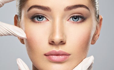 Mulher fazendo uso do processo anti-aging