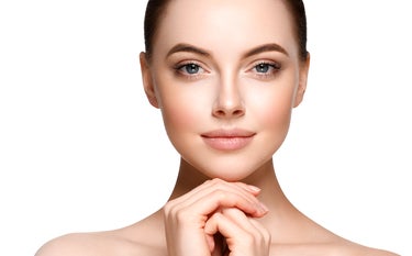 Mulher faz aplicação de Ácido Hialurônico nas olheiras.