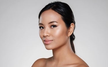 Mulher com rosto harmonizado pelo beautification