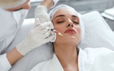 Mulher recebendo uma aplicação de ácido hialurônico.