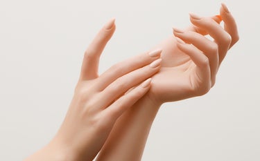 Restylane® Skinboosters™ promove uma intensa hidratação para as mãos.