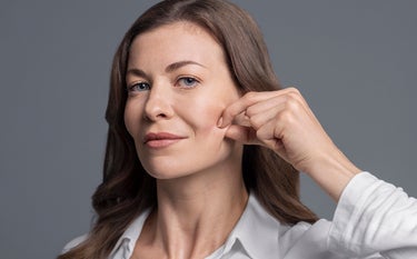 Manutenção do preenchimento com ácido hialurônico  em mulher.
