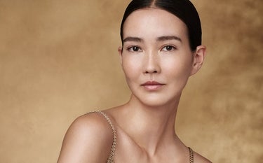 Mulher com a pele hidratada pela aplicação do ácido hialurônico 