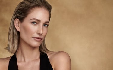 mulher com a pele hidratada com ácido hialurônico