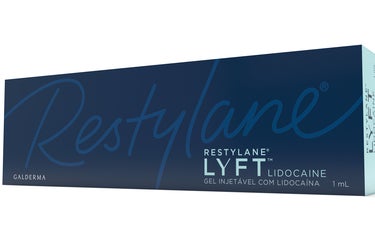 Uma caixa azul escura de Restylane Lyft Lidocaine, um gel injetável com lidocaína. A caixa tem o logotipo Restylane em letras grandes e cursivas na frente. Abaixo do logotipo está o texto "RESTYLANE® LYFT™ LIDOCAINE GEL INJETÁVEL COM LIDOCAÍNA 1 mL". O nome "GALDERMA" está impresso no canto inferior esquerdo da caixa. No lado direito da caixa, o texto "RESTYLANE LYFT LIDOCAINE 1 mL" está impresso verticalmente.