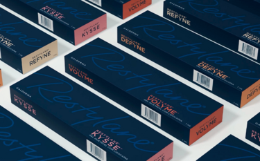 Disposição de várias caixas escuras dos produtos Restylane da Galderma, incluindo Restylane Kysse, Defyne, Refyne e Volyme. Cada embalagem apresenta seu nome específico e a descrição "Gel Injetável com Lidocaína 1 mL" (ou "Gel Injetável 1 mL" para algumas variantes), caracterizando-os como tipos de ácido hialurônico injetável.
