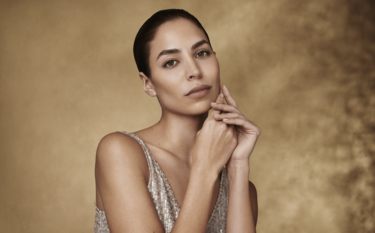 Pele revitalizada e sem imperfeições após tratamento para cicatrizes de acne, destacando a eficácia do preenchimento com ácido hialurônico de Restylane SkinBoosters.