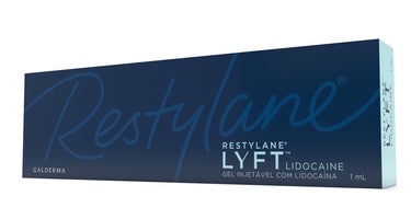 Uma caixa azul escura de Restylane Lyft Lidocaine, um gel injetável com lidocaína. A caixa tem o logotipo Restylane em letras grandes e cursivas na frente. Abaixo do logotipo está o texto "RESTYLANE® LYFT™ LIDOCAINE GEL INJETÁVEL COM LIDOCAÍNA 1 mL". O nome "GALDERMA" está impresso no canto inferior esquerdo da caixa. No lado direito da caixa, o texto "RESTYLANE LYFT LIDOCAINE 1 mL" está impresso verticalmente.