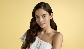 Mulher com pele hidratada. Tratamento com Skinboosters Restylane para reduzir linhas finas, pele seca e sem brilho