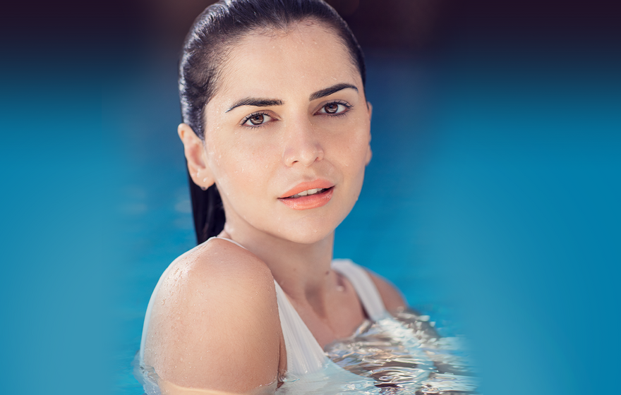 Modelo na piscina